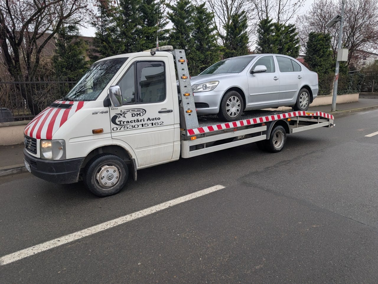 Autoturism transportat pe platformă în Cluj